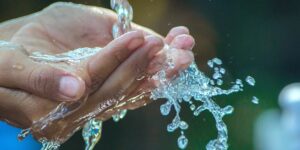 Imagen de manos en maniluvio